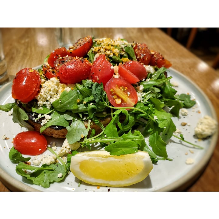 review photo of Fresh on Front Avocado Toast shared by @vagrantvegan on 18 Dec 2021 - review