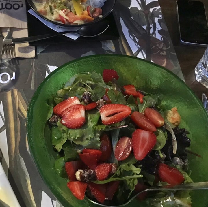 review photo of rOOTS Vegetarian & Vegan Place Green salad with strawberry shared by @afroditi on 03 Jun 2019 - review