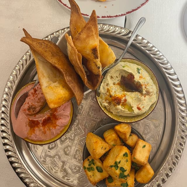 Photo of the dish “Hummus Di Barbabietole E Hummus Alla Menta Con Patate Con Harissa”