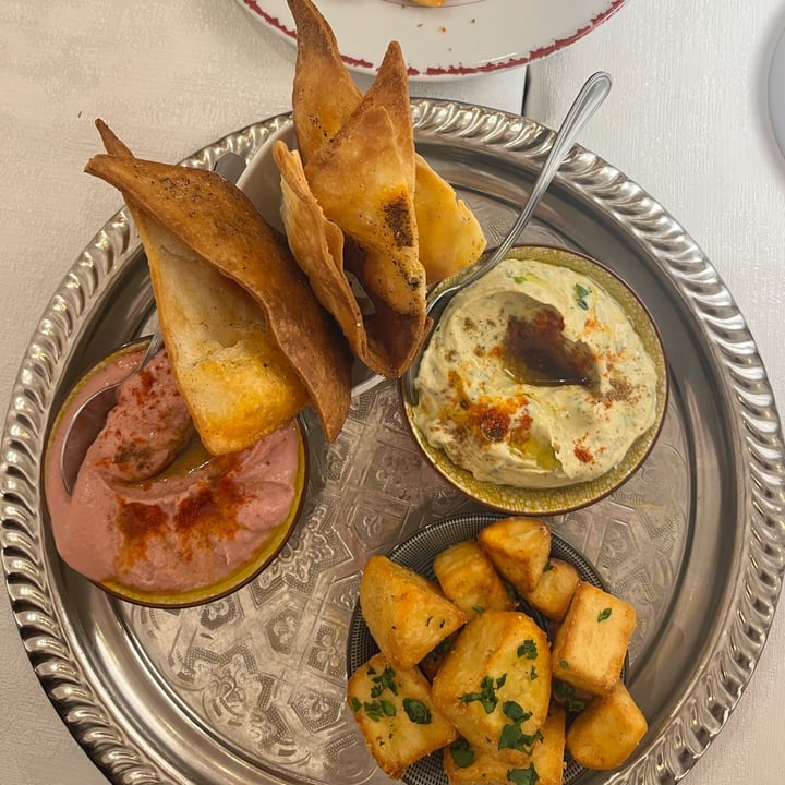 review photo of Mille e una Notte Trieste Hummus Di Barbabietole E Hummus Alla Menta Con Patate Con Harissa shared by @samanthag on 08 Apr 2022 - review