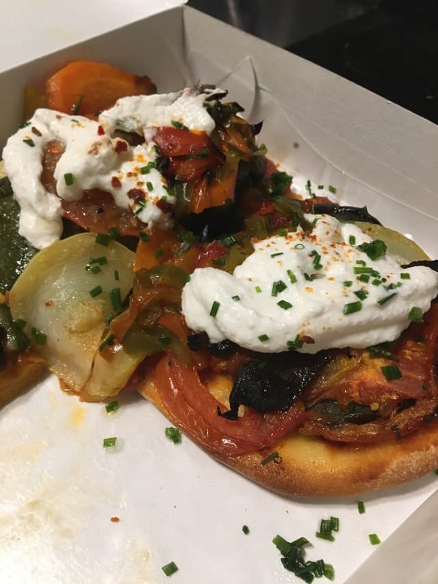 Photo of the dish “Pizza De Vegetales Y Humus”