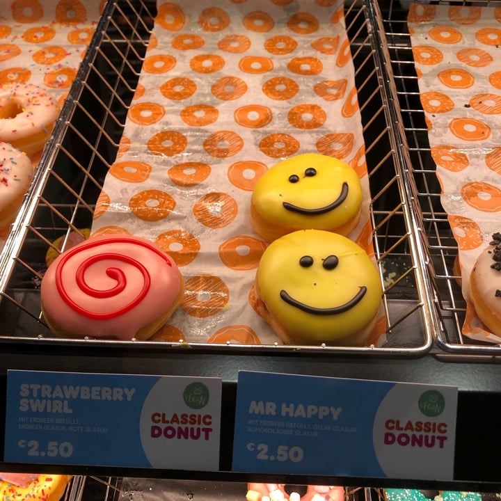 review photo of Dunkin’ Donuts Vegan Strawberry Swirl shared by @shuggerlee on 25 Jun 2022 - review