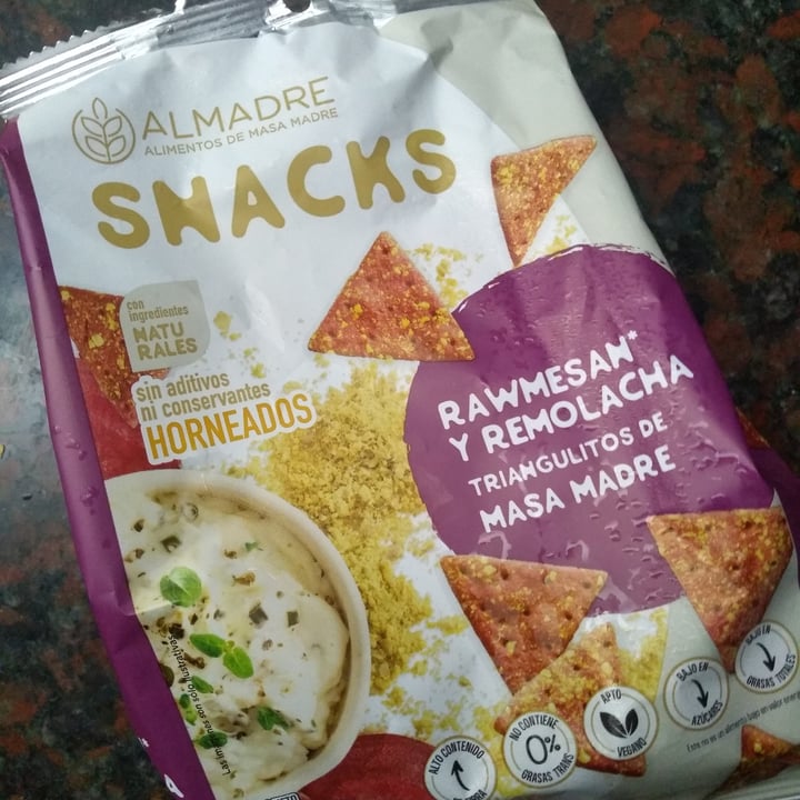 photo of Almadre Snacks rawmesan y remolacha traingulitos masa madre shared by @laravillegas on  11 Jan 2022 - review