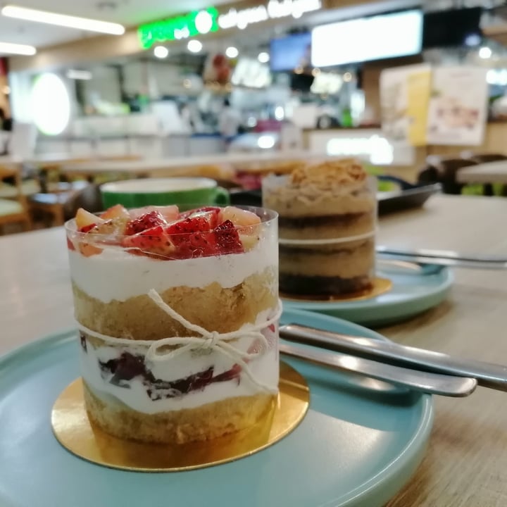 photo of Greendot PAYA LEBAR SQUARE Fresh Strawberry Shortcake shared by @huilin on  30 May 2022 - review