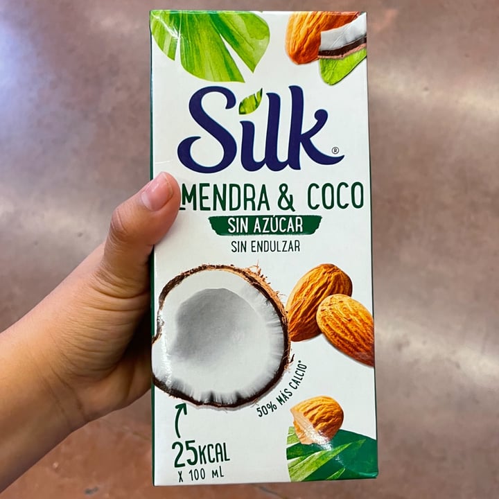 photo of Silk almendra y coco sin azucar shared by @veggieee on  29 Jun 2022 - review