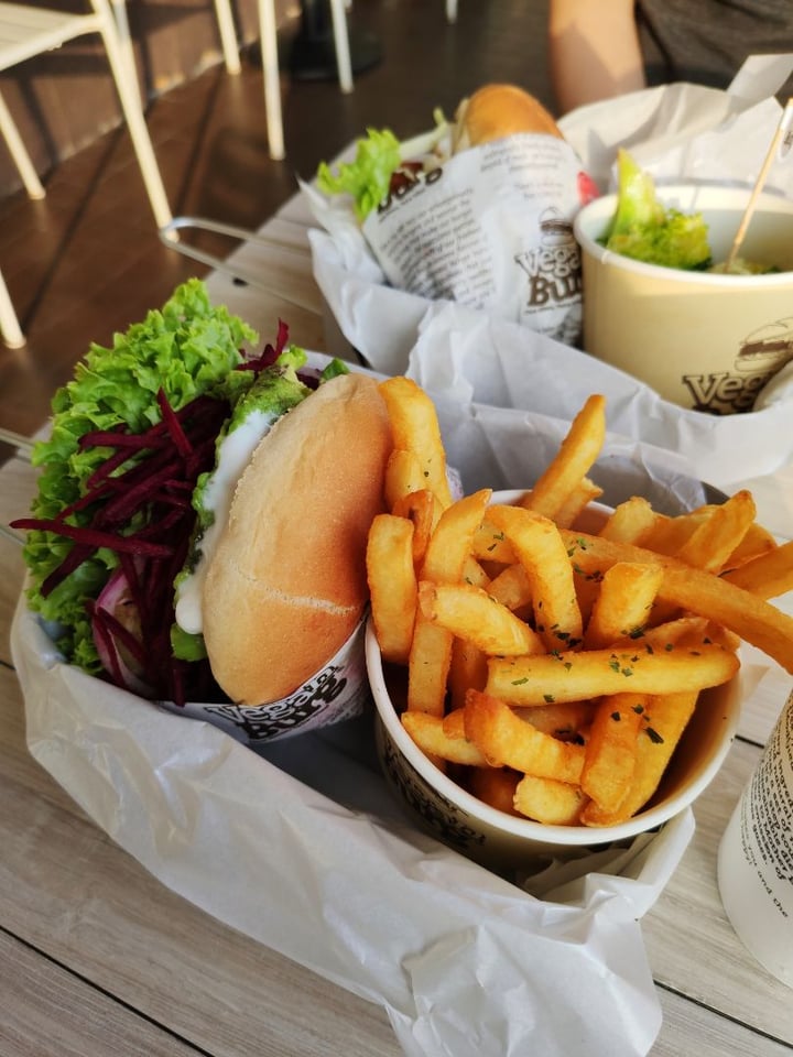 photo of VeganBurg Singapore Avocado Beetroot Burger shared by @freebeerd on  17 Jan 2020 - review