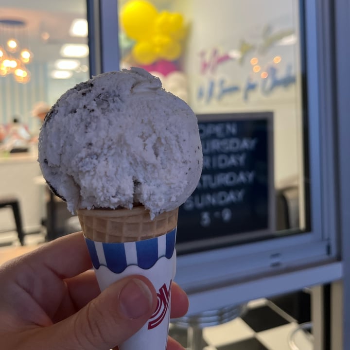 photo of Kamm’s Corners Ice Cream Company Dairy-free Cookies and Cream shared by @bepotts on  24 May 2022 - review