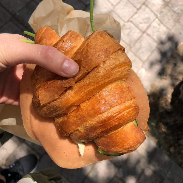 photo of Miga Vegana Croissant Relleno De Jamón Y Queso shared by @floorbrobles on  11 Mar 2021 - review