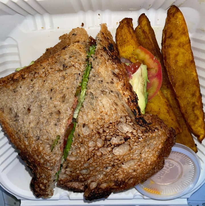 photo of La Raíz De La Tierra Club Sandwich shared by @anaisalazarayala on  26 Nov 2022 - review