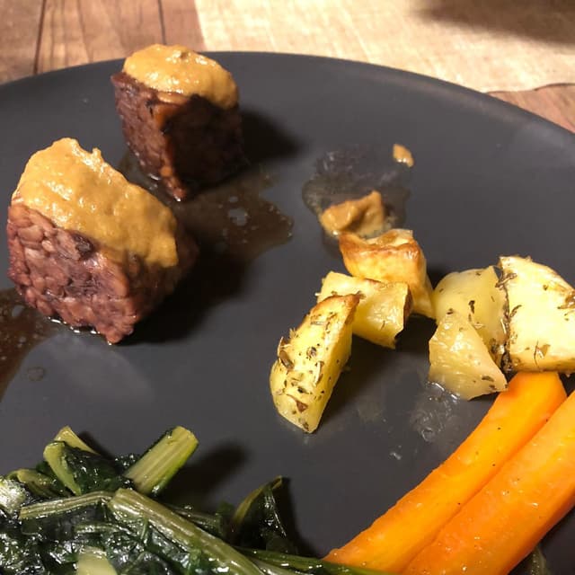 Foto do prato “Tempeh Soia E Fagioli, Cotto Al Brasato E Servito Con Patate”