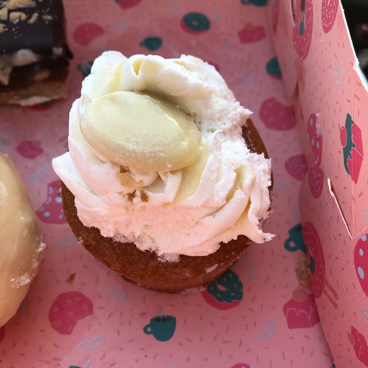 photo of Kjeks - Vegan Cakeshop Vanilla cupcake shared by @franciiotto on  13 Mar 2022 - review