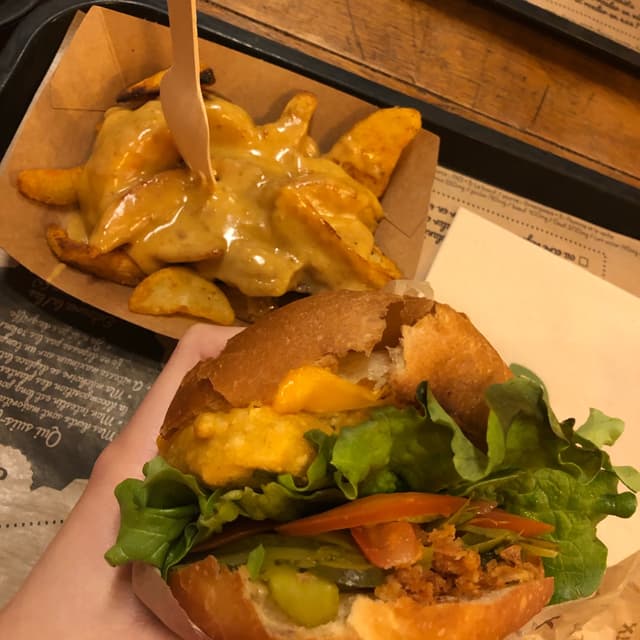菜肴“Le Capitaine Hank and French fries with cheese sauce”的照片
