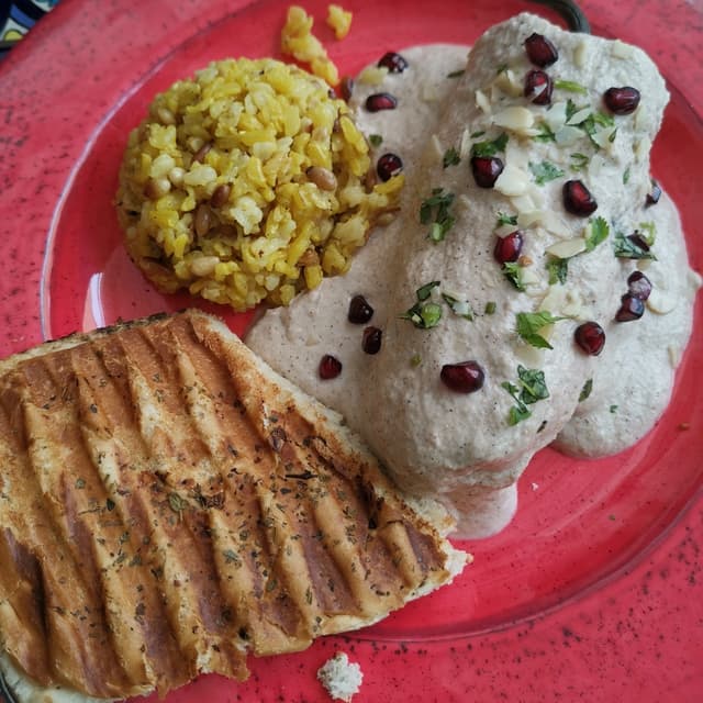 「Chile En Nogada」の料理の写真