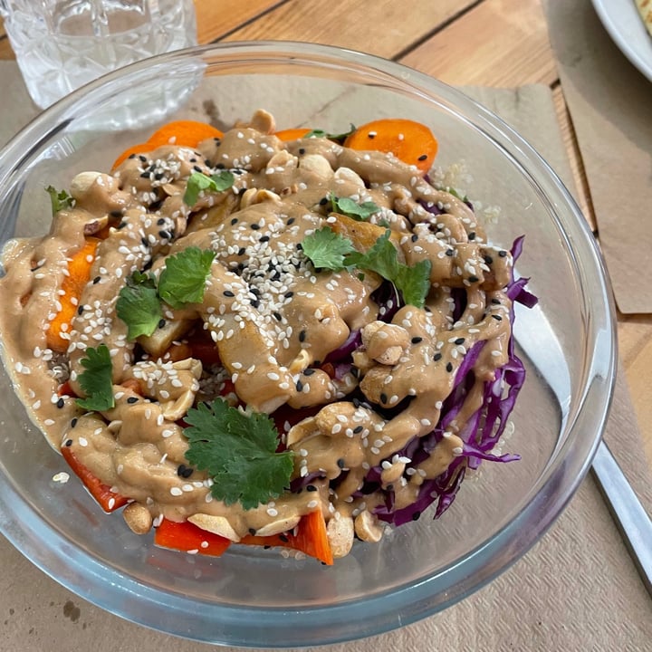 review photo of Holiday Oviedo Poke bowl vegan Thai shared by @raquelgutierreez on 09 Sep 2021 - review