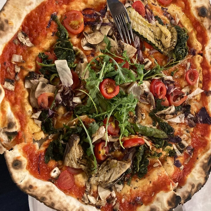 photo of La Corte del Duca Pizzeria Pizza Verdure Miste, Funghi, Rucola E Pomodorini shared by @bavvi on  09 Oct 2022 - review