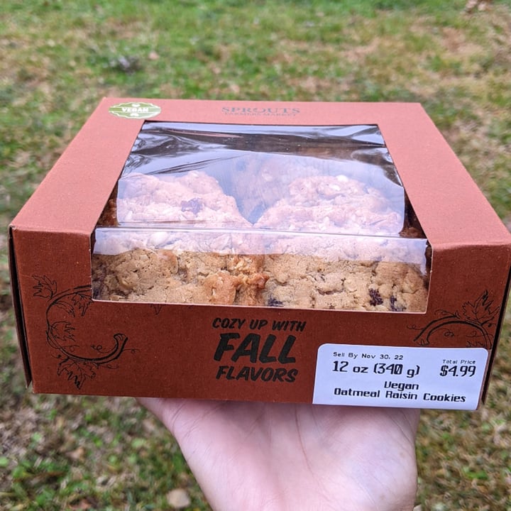 photo of Sprouts Farmers Market Oatmeal raisin cookies shared by @veggieassassin on  16 Dec 2022 - review