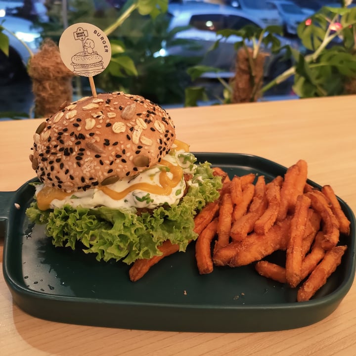 photo of Brown Poodle Cafe Runaway Chickenburg shared by @stevenneoh on  28 Oct 2022 - review