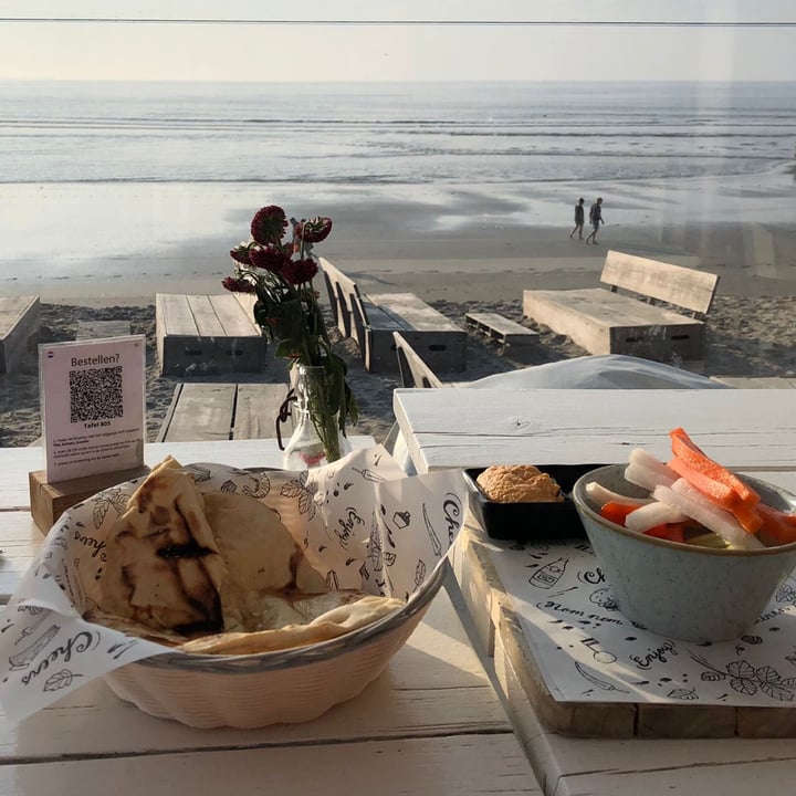 photo of Beachclub The Sunset Crudités met naanbrood shared by @richarddamstra on  26 Sep 2021 - review