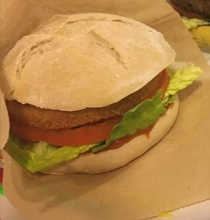 photo of Vegan Queen Hamburguesa de no pollo shared by @jaquelineruck on  27 Jul 2019 - review
