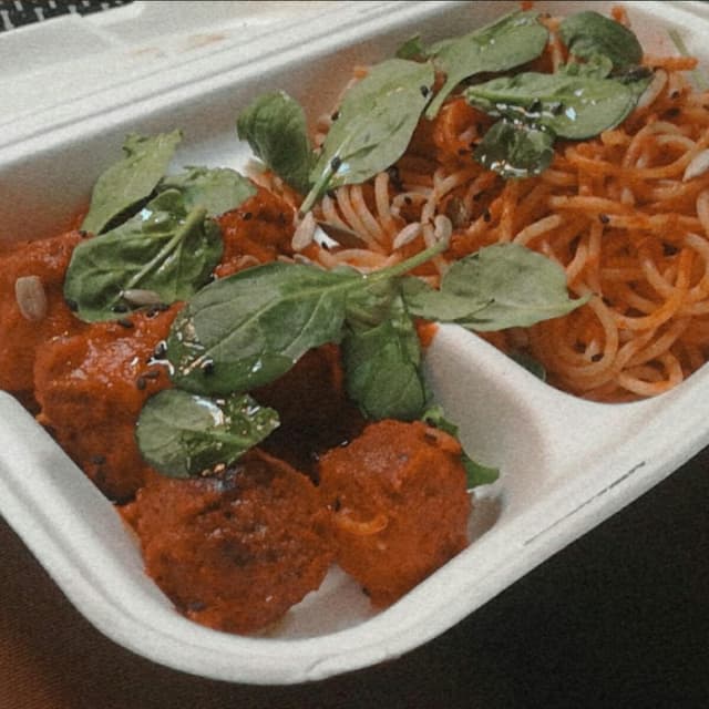 菜肴“Albóndigas veganas con espagueti”的照片