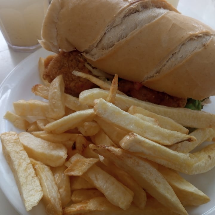 review photo of Loving Hut Microcentro Tofu sandwich shared by @barbymorgan on 14 Dec 2021 - review
