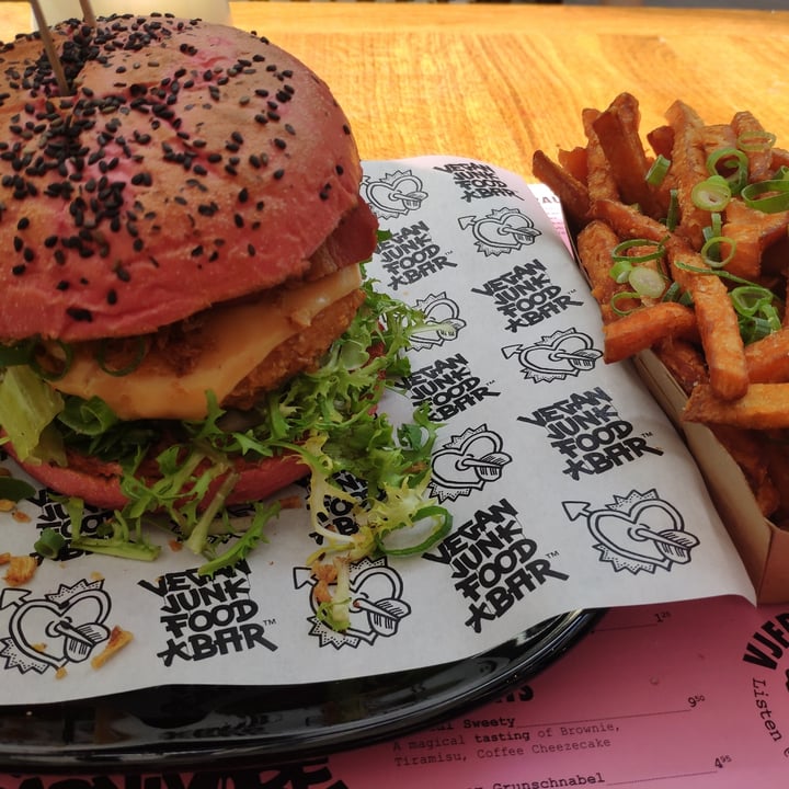 photo of Vegan Junk Food Bar Daddy Mc Chik’n shared by @helogx on  10 Aug 2020 - review