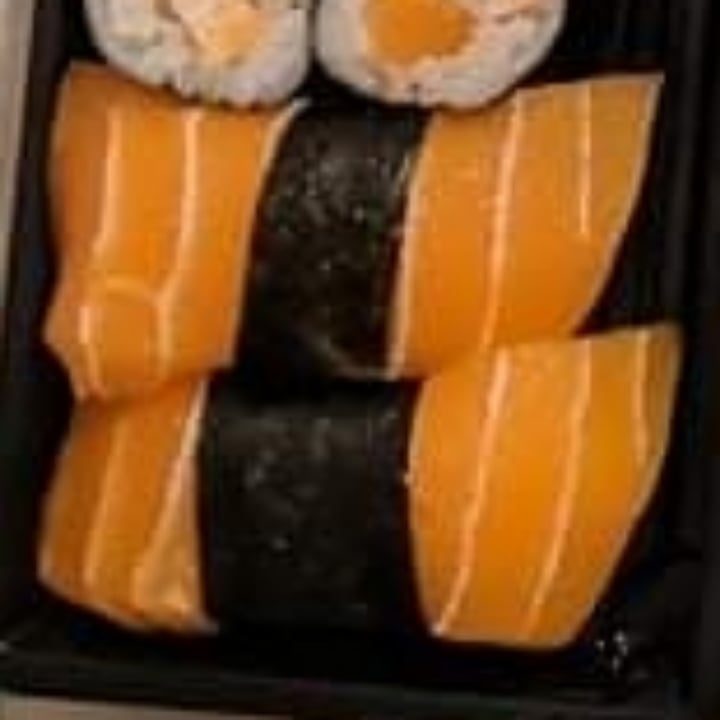 photo of Mun Sushi Bar - Roma Nigiri salmone vegan shared by @nyumphu on  25 Sep 2021 - review