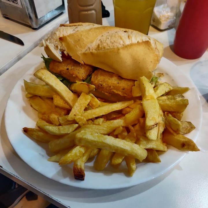 review photo of Loving Hut Microcentro Tofu sandwich shared by @leormax on 28 May 2021 - review