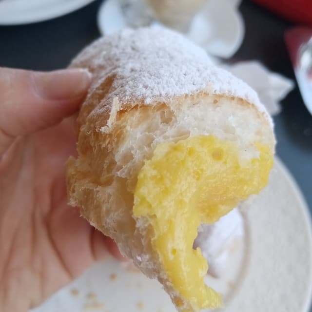 菜肴“Cannolo con crema pasticcera”的照片