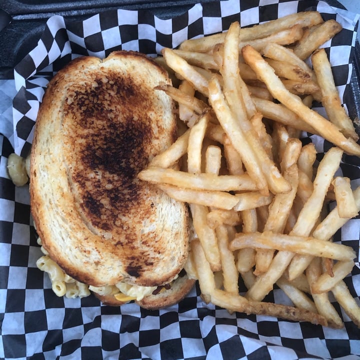 photo of Doomie's Home Cookin' Mac Melt shared by @gnargnarbinks402 on  11 Dec 2020 - review