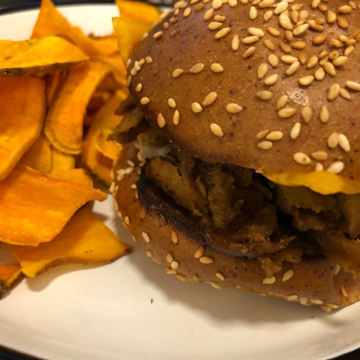 photo of Wild & The Moon BBQ burger shared by @louiseloveslentils on  27 Aug 2022 - review
