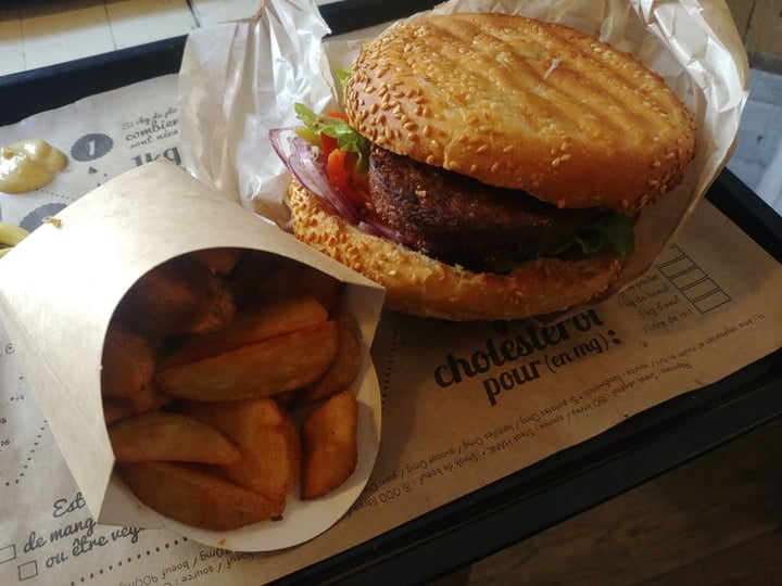 photo of Hank Burger L'Allumé shared by @bekaa on  30 Apr 2019 - review