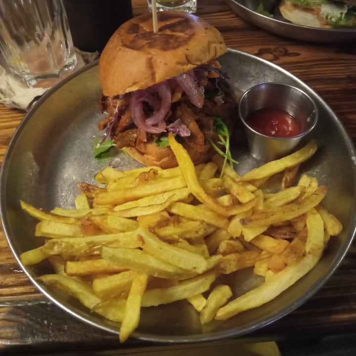 photo of Vrutal BBQ Pulled Mushroom Bap shared by @joacomo on  04 Sep 2022 - review