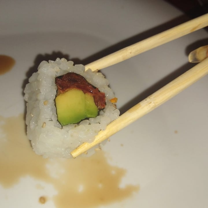 photo of Sushi Jardin Zen & Cocina del Mundo Sushi rolls (piezas variadas, algunas veganizadas) shared by @aniagesta on  28 Oct 2020 - review