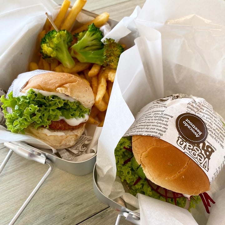 photo of VeganBurg Singapore Avocado Beetroot Burger shared by @oatlydelish on  24 Sep 2020 - review