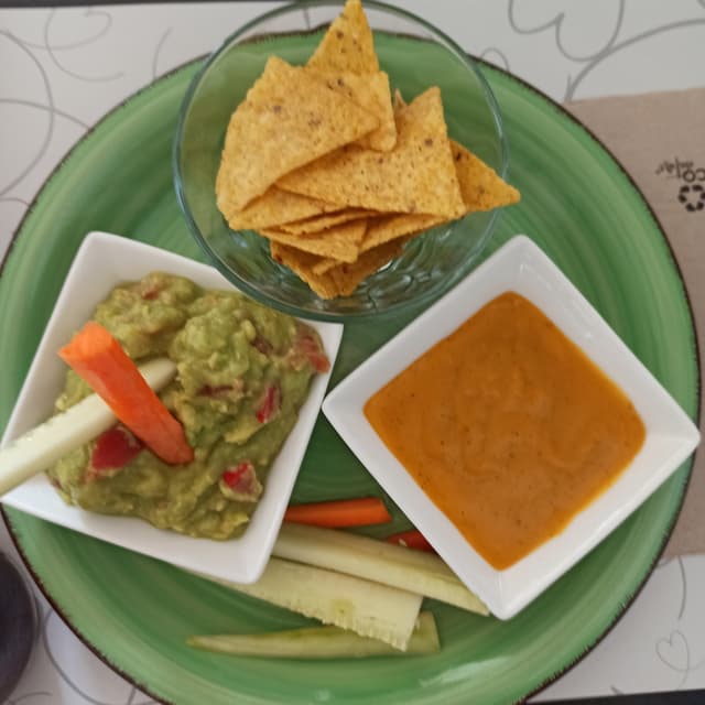 Photo of the dish “Guacamole con nachos y cheddar vegano”