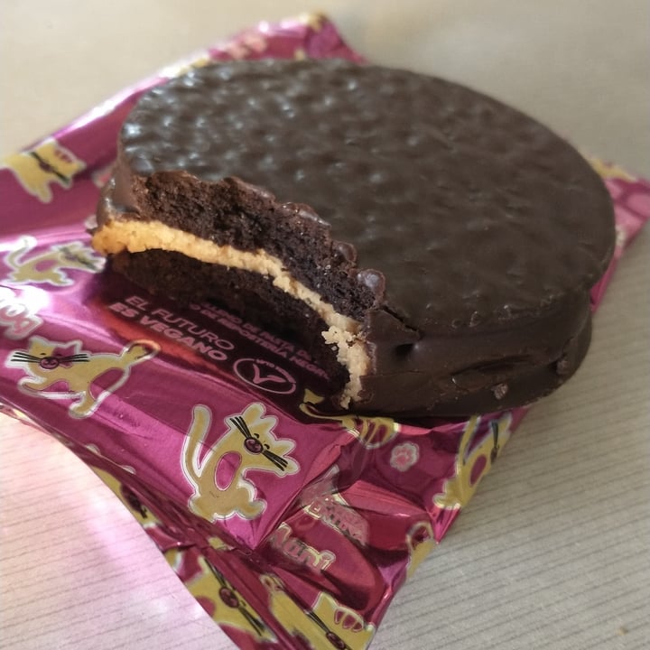 review photo of Un Rincón Vegano Especismo Alfajor Relleno de Pasta de Maní con Baño de Repostería Negro shared by @cosmicginger on 19 Jun 2021 - review