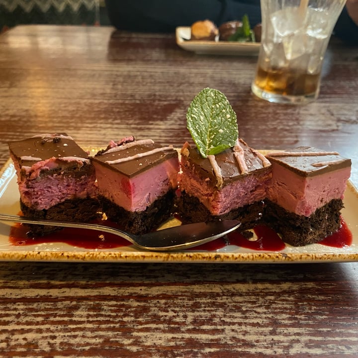 review photo of Slug & Lettuce Birmingham Cherry brownie cheesecake shared by @caterinatali on 19 Mar 2022 - review