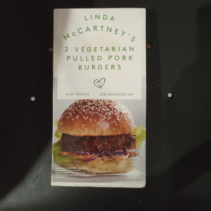 photo of Linda McCartney's 2 Vegetarian Pulled Pork 1/4lb Burgers shared by @encarnavegana on  17 Nov 2022 - review