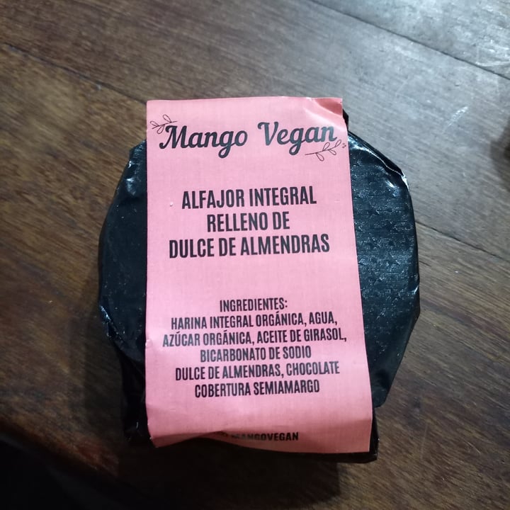 photo of Mango Vegan Alfajor artesanal relleno de dulce de leche de almendras shared by @antonellavictoria on  14 Jul 2022 - review