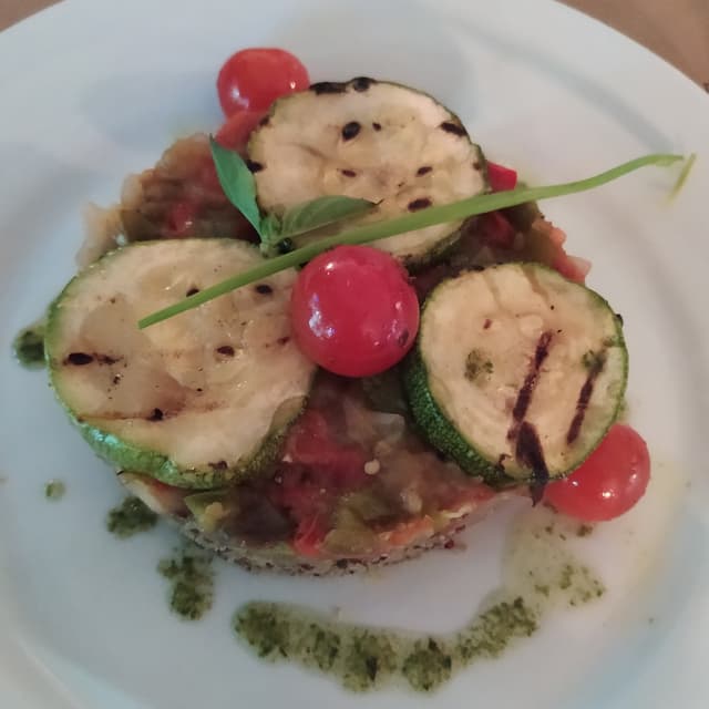 菜肴“Ensalada de quinoa con Ratatouille”的照片