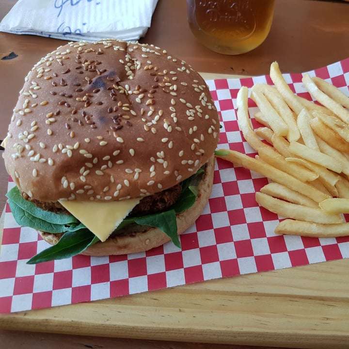 photo of Veggie Happy Hamburguesa de falafel shared by @veganintheworld on  14 Aug 2021 - review