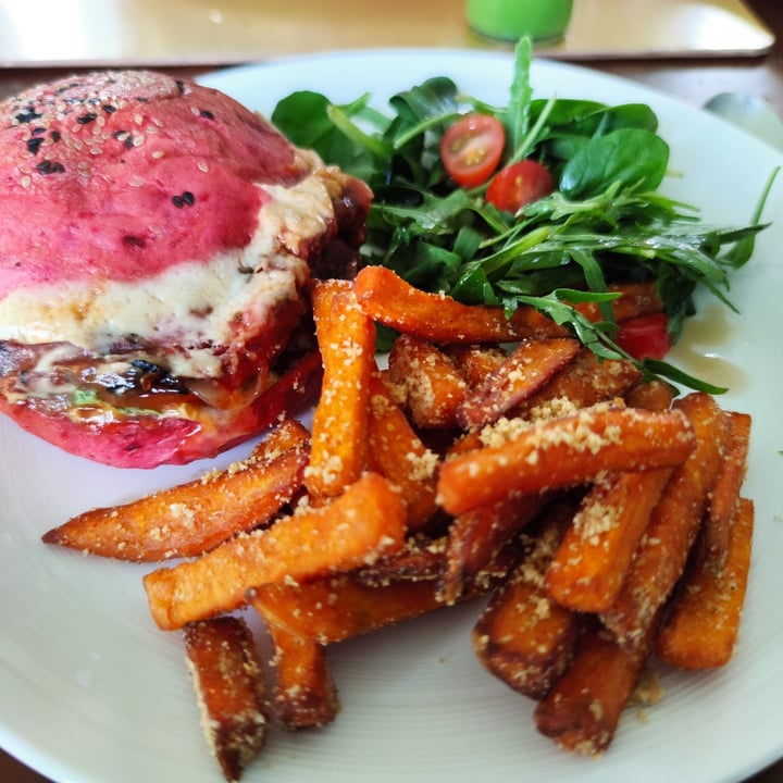 photo of The Hungry Tapir Pink Bombshell Burger shared by @muzzypetra on  31 May 2020 - review