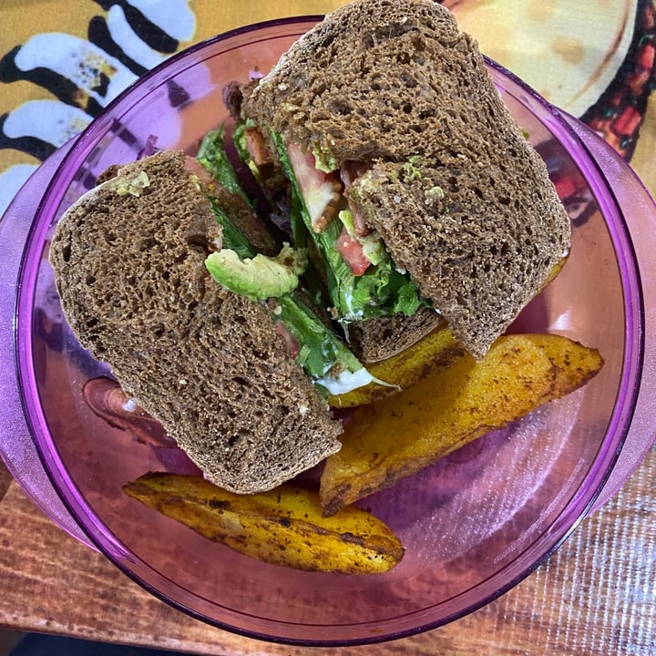 photo of La Raíz De La Tierra Club Sandwich shared by @dianxtrejo on  28 Apr 2022 - review