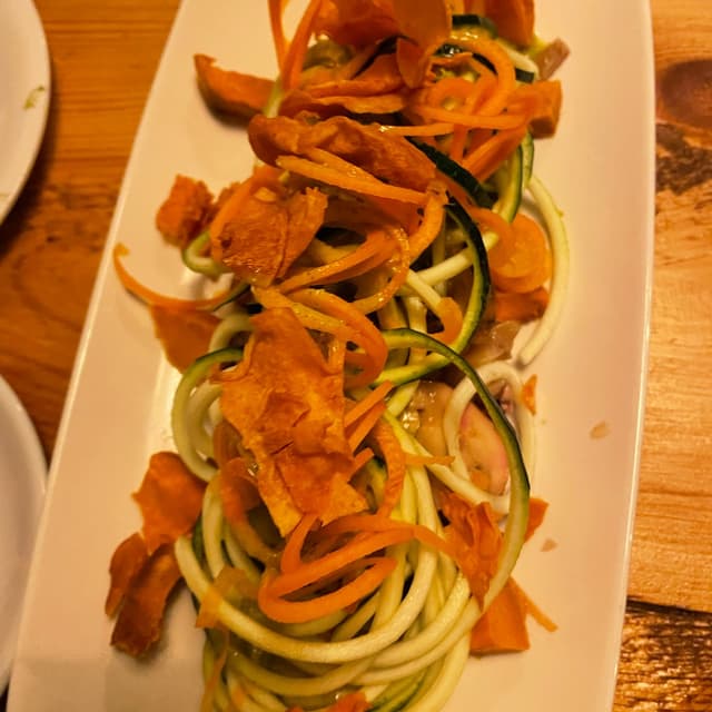 Foto do prato “Ceviche De Setas, Tallarines Vegetales  Y Boniato Crujiente”