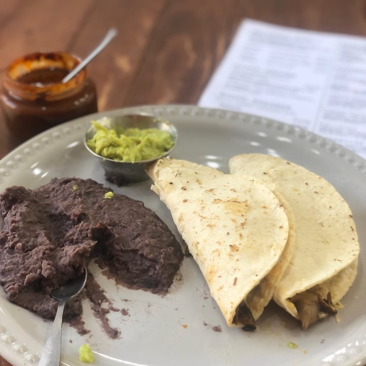 photo of MAWE Cocina Vegana Quesadillas De Champiñones shared by @mochileravegana on  11 Dec 2022 - review