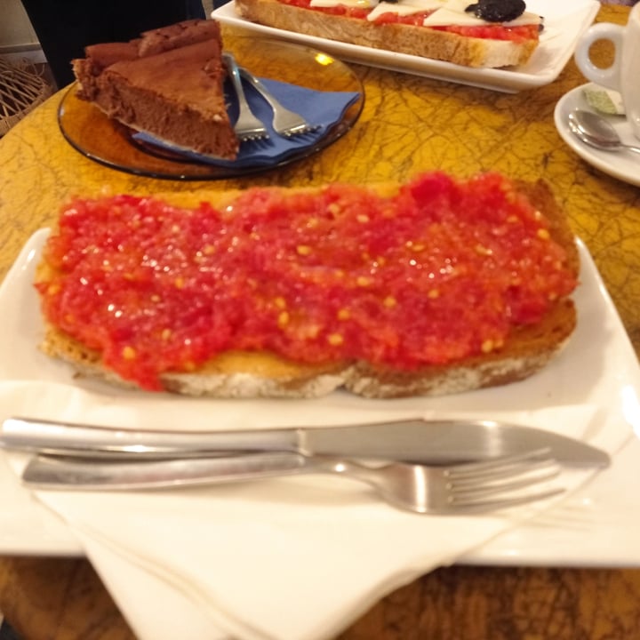 photo of Café Botánico Tostada tomate y aceite shared by @alejandro-alvaro on  26 Dec 2022 - review