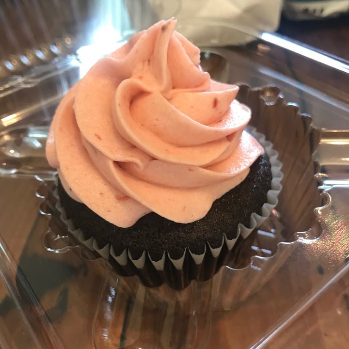photo of Sweet Rose Cafe Strawberry frosted Chocolate cupcake shared by @cbrilliant on  07 Aug 2020 - review