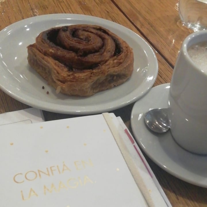 photo of Coco Naranja Cinnamon Roll shared by @nanaesquivel on  20 Jul 2021 - review