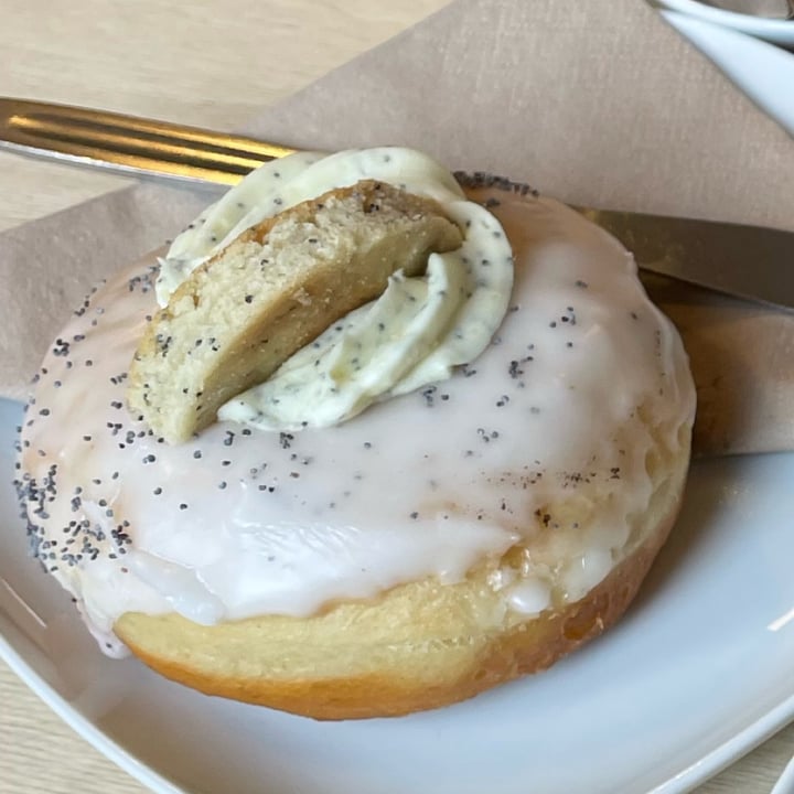 photo of Considerit Lemon Shortbread Doughnut shared by @davidgarciag on  28 Nov 2022 - review